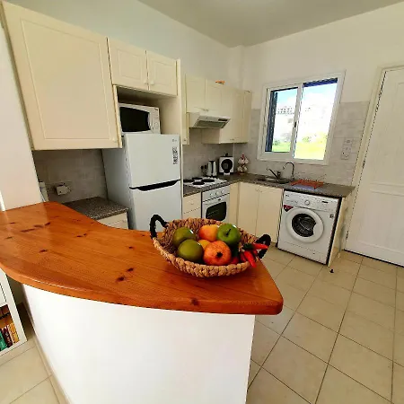 2 Bedroom Townhouse On Very Popular With Pool View פאפוס