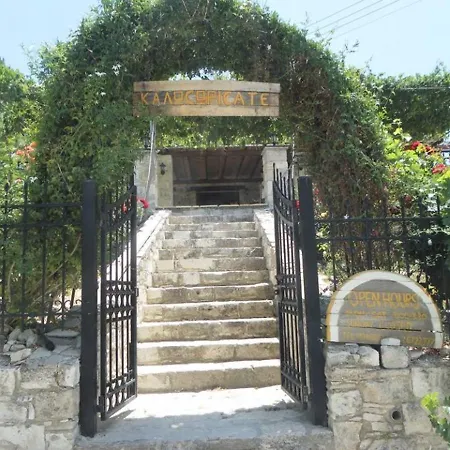 2 Bedroom Townhouse On Very Popular With Pool View *